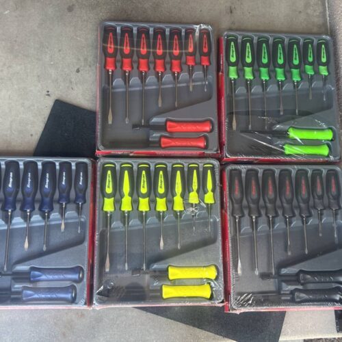 Snap On New Sealed 7 Pc Screwdriver set & 2 Pry Bars