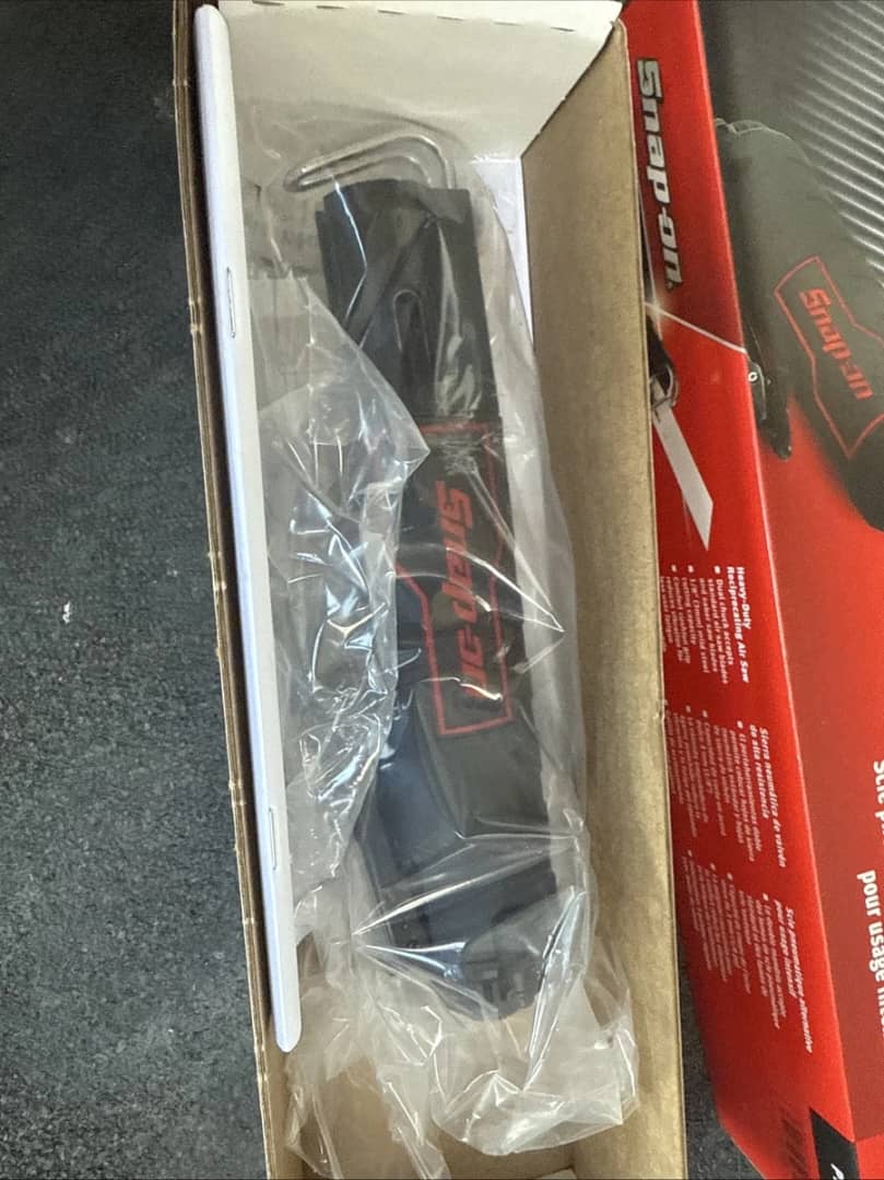 Snap On PTRS1000R Heavy Duty Reciprocating Air Saw In Red. - Image 3