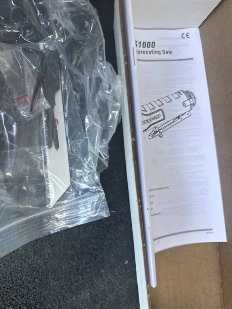 Snap On PTRS1000R Heavy Duty Reciprocating Air Saw In Red. - Image 4