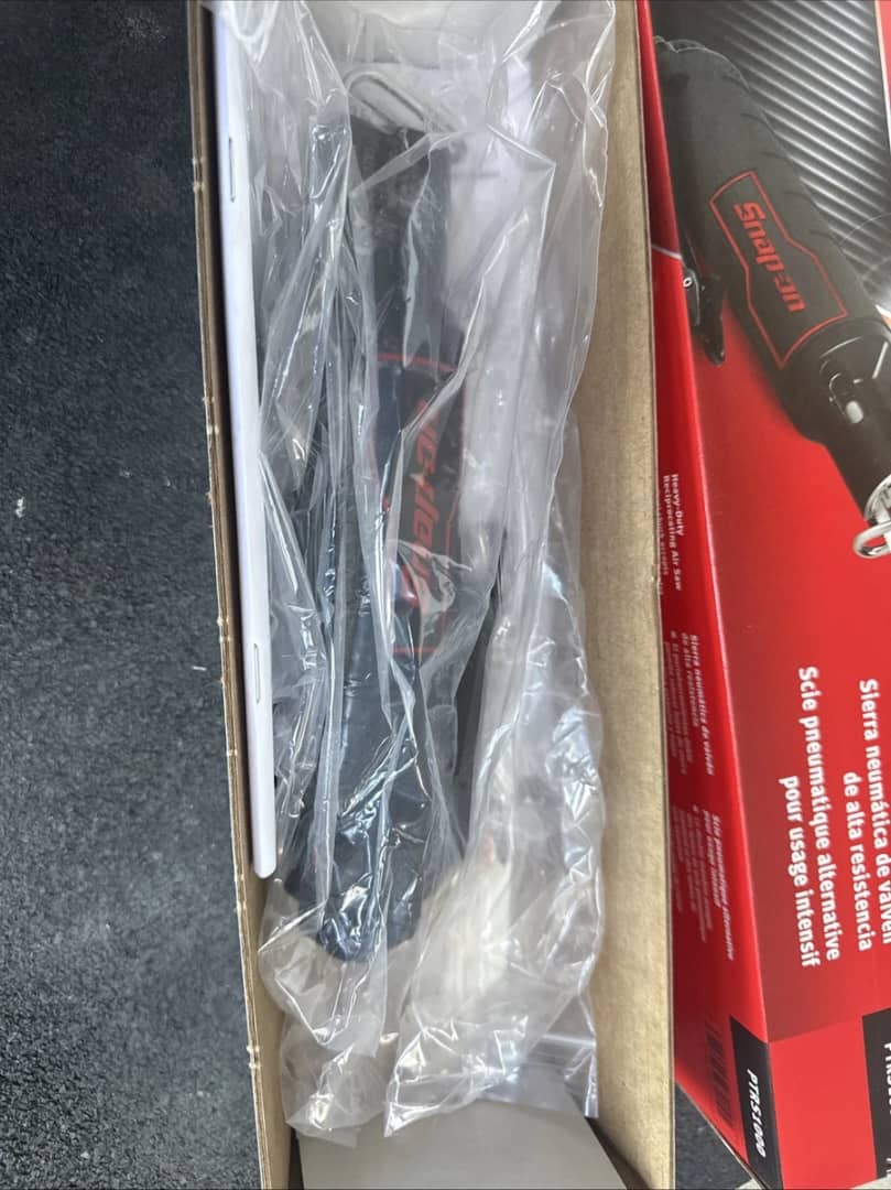 Snap On PTRS1000R Heavy Duty Reciprocating Air Saw In Red. - Image 6